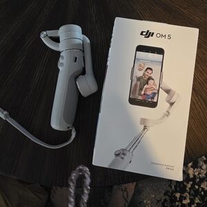 DJI OM 5 Smartphone Stabilizer in Light Gray
